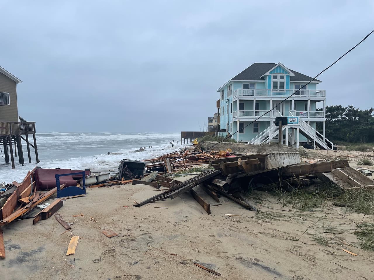La playa se cerró a lo largo de Ocean Drive en Rodanthe para proteger al público de los peligros asociados con las casas derrumbadas, indicó el Cape Hatteras National Seashore.