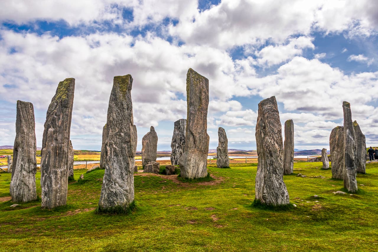 <b>Callanish Stones, Escocia.</b>
<br>
<br>Es más pequeño que el conocido Stonehenge, pero se cree que este anillo neolítico de 13 piedras erguidas es anterior y está lleno de misterio. Fue construido hace aproximadamente 5,000 años.
<br>