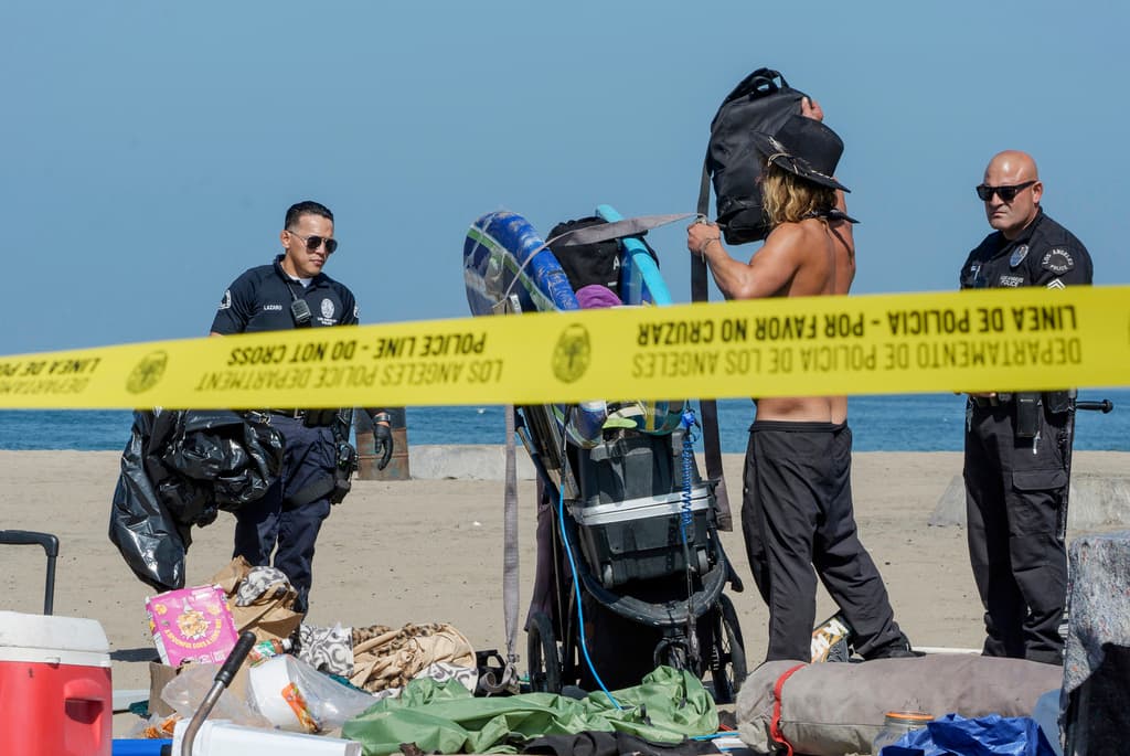 Residentes de Playa del Rey, un sector con 
<b><a href="https://www.univision.com/local/los-angeles-kmex/crisis-vivienda-california-los-lugares-mas-inasequibles-para-comprar-casa" target="_blank">el costo de alquiler más alto en Los Ángeles,</a></b> con $2,300 en promedio, habían denunciado la multiplicación de 
<b>campamentos de personas sin hogar</b> en el balneario.