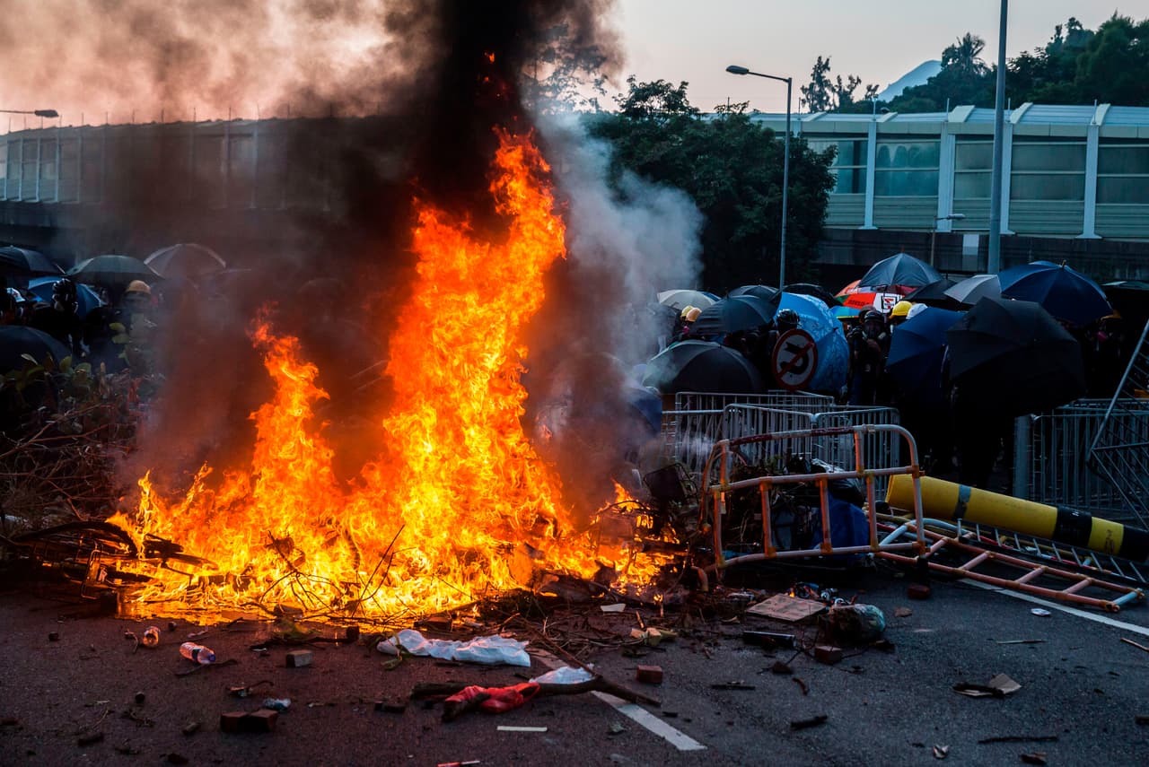 La policía dijo que el oficial temía por su vida cuando disparó el arma al manifestante, que resultó herido y recibió primeros auxilios de los oficiales antes de que llegaran los paramédicos y lo llevaran al hospital.