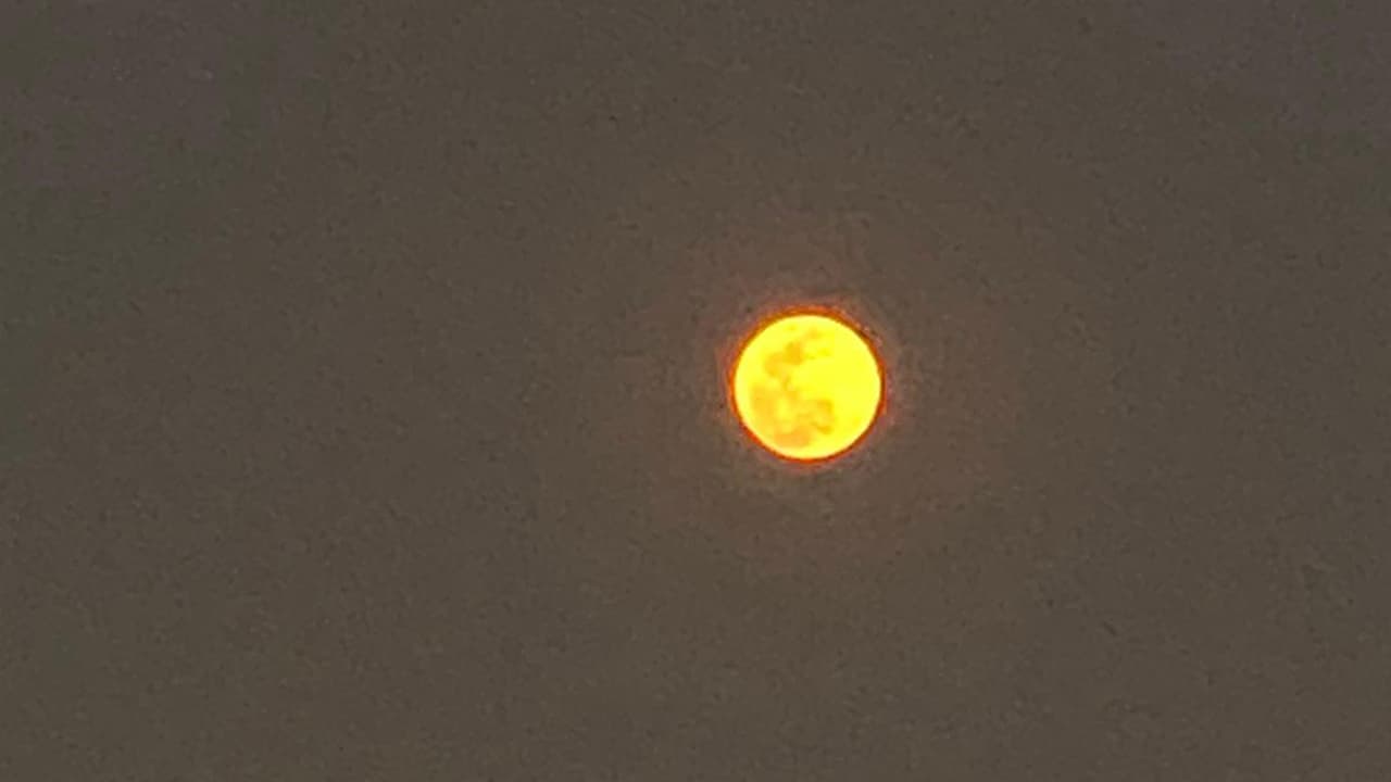Se trata de una luna llena pero al estar tan cerca de la tierra, se puede ver más grande.