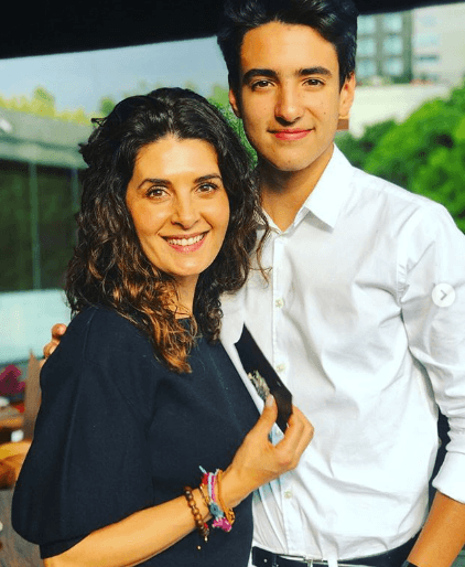 Por supuesto, Mayrín Villanueva también se hizo presente en la publicación de su hijo para sumarse a la celebración. “Feliz aniversario ❤️❤️”, escribió.