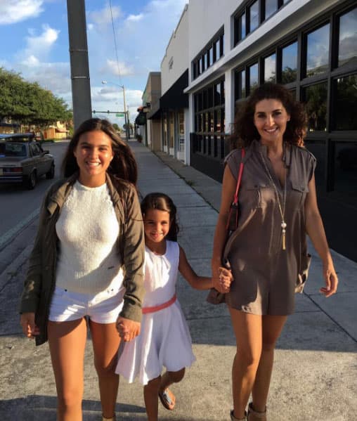 Se lleva muy bien con su madre y su hermanita Julia.