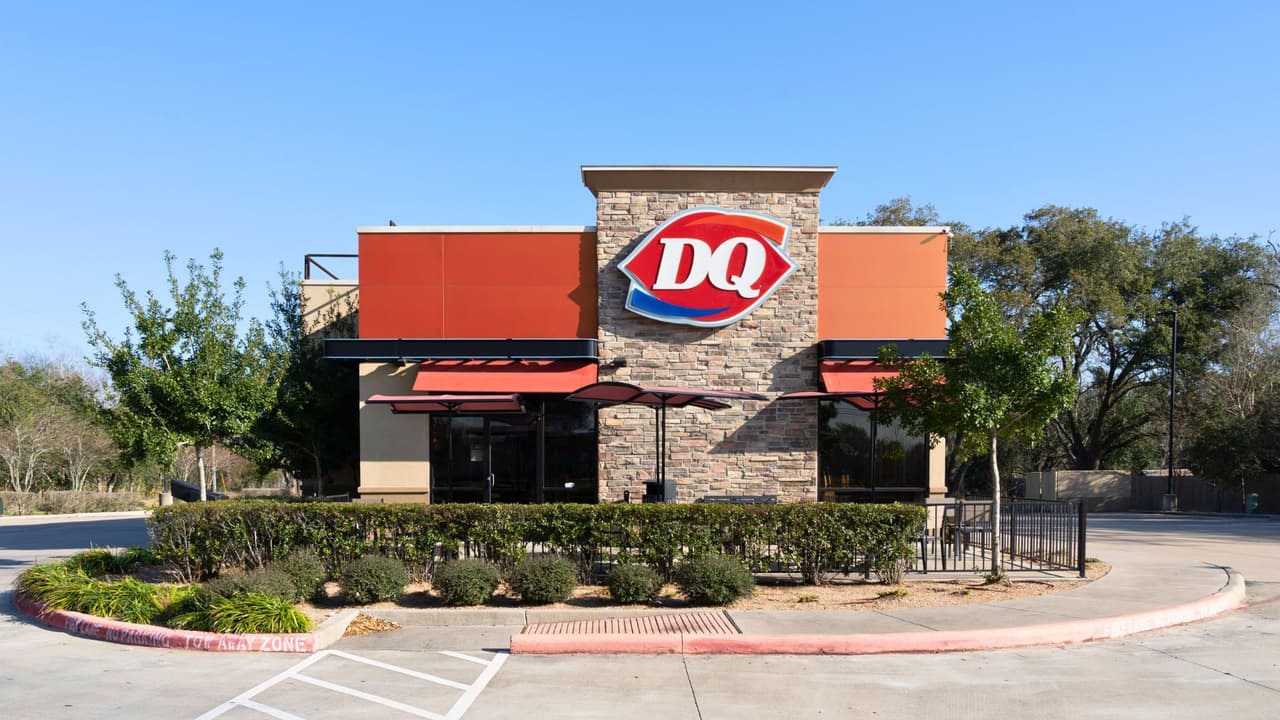 <b>Dairy Queen, la popular cadena de helados, está cerrando 25 de sus ubicaciones en Texas</b>, algunas de ellas con más de 50 años de historia. En lugar de seguir operando, la empresa ha decidido liquidar los activos de estas tiendas, 
<b><a href="https://online.localauctions.com/auction/texas-multi-location-dairy-queen-restaurant-liquidation-auction-022025-id11465-11465/bidgallery/" target="_blank">subastando todo su contenido a través del sitio web localauctions.com</a></b>. Las subastas, que 
<b>incluyen una amplia variedad de artículos de restaurante, finalizarán el jueves 20 de febrero.</b>