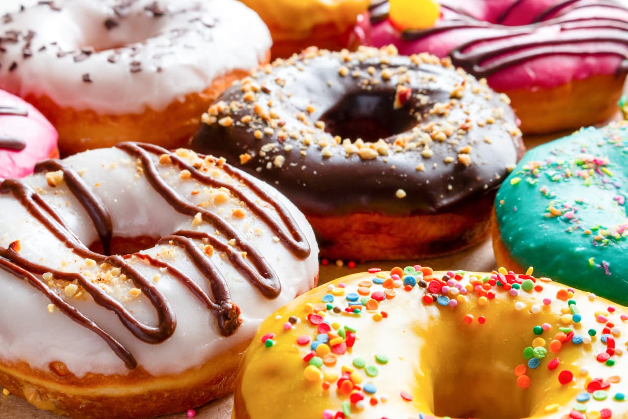 <b>Puesto 17. Dulces frescos, pasteles de cafetería y donas, con un avance del 4.8%</b> entre febrero y junio de 2020.
<br>
<br>En circunstancias normales, este tipo de productos se compran en cafés y otros restaurantes para desayunar de camino al trabajo pero, con un número récord de estadounidenses en casa, la demanda se disparó en los supermercados. También alcanzaron su precio más alto en más de una década.
<br>