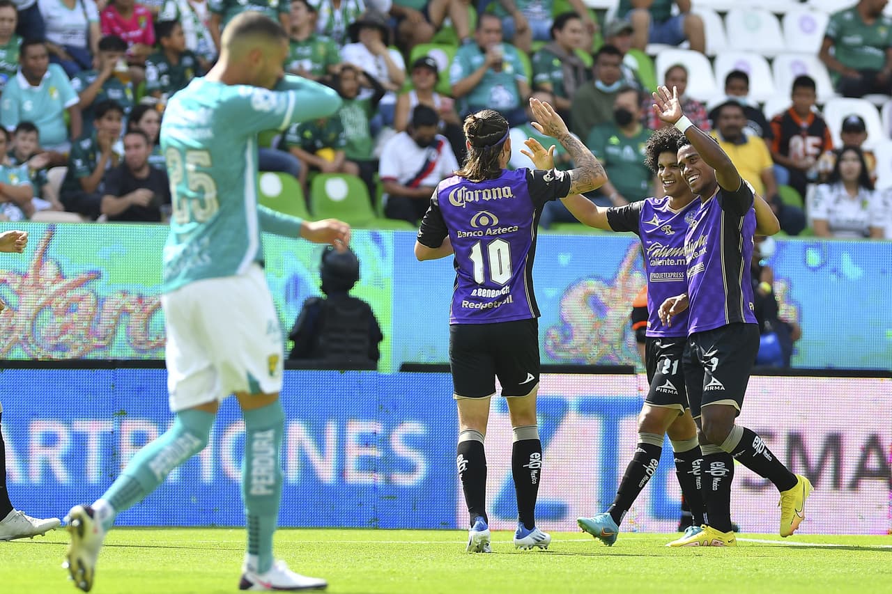 Mazatlán FC golearon a domicilio al León 0-3 en el juego de la Jornada 8 del Apertura 2022. Los Cañoneros sentenciaron el partido en los primeros 17 minutos del primer tiempo con goles de Nicolás Benedetti, Eduardo Bello y un autogol de Stiven Barreiro.