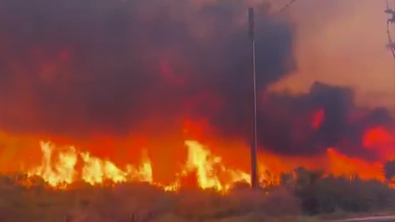 Incendio Henderson en San Diego consume más de 2 mil acres y obliga a cerrar autopista: bomberos combaten el fuego