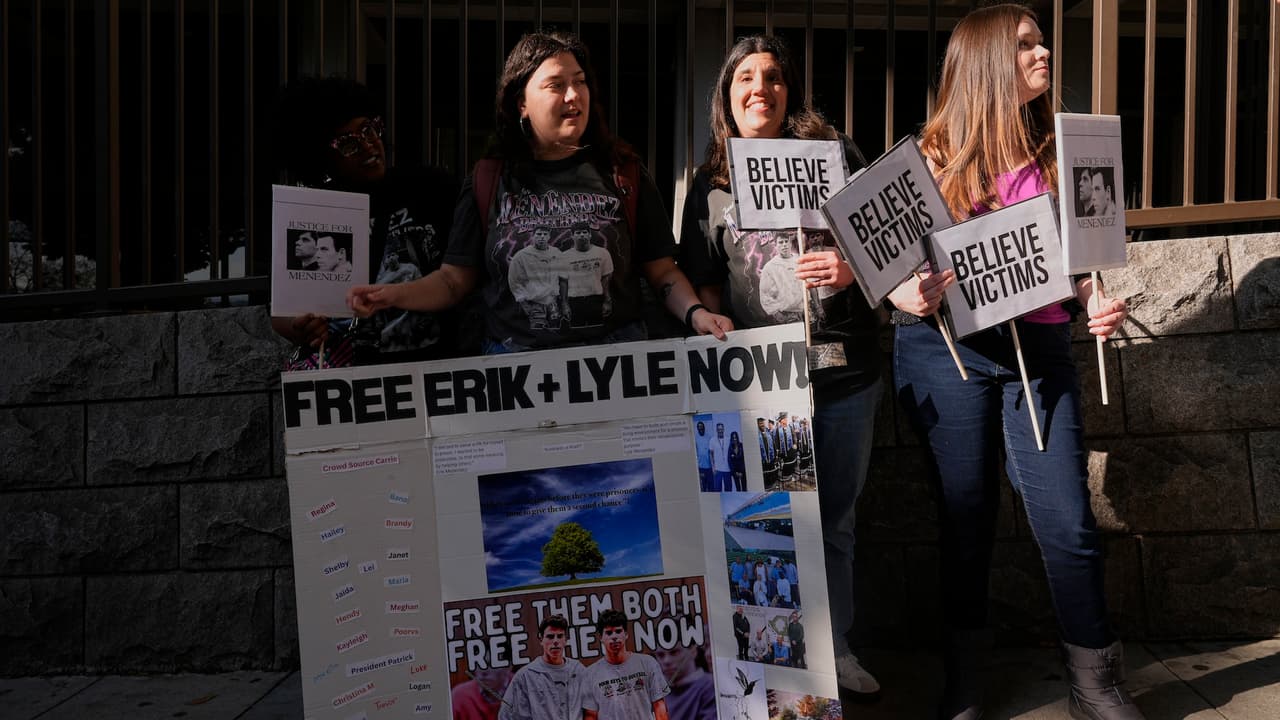 Familiares de 
<b>Erik y Lyle Menéndez</b> se reunieron a las afueras de la corte de Los Ángeles para para exigir su liberación, y mostrar su rechazo a las afirmaciones del fiscal de distrito, Nathan Hochman, de que los hermanos 
<a href="https://www.univision.com/local/los-angeles-kmex/hermanos-menendez-erik-y-lyle-no-merecen-nueva-sentencia-fiscal-los-angeles-da-razones">no han asumido la responsabilidad </a>debida por el asesinato de sus padres en 1989.