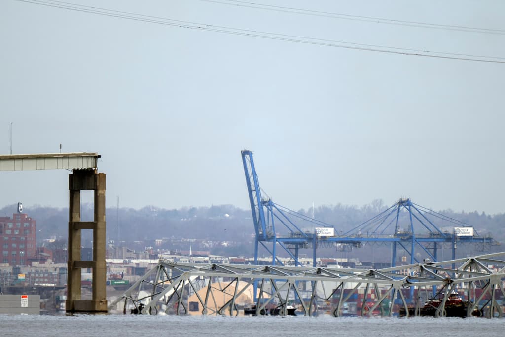 A medida que salía el sol, se empezaron a ver trozos del puente en el agua. La rampa de ingreso al puente terminaba abruptamente en el punto donde antes comenzaba la transversal.