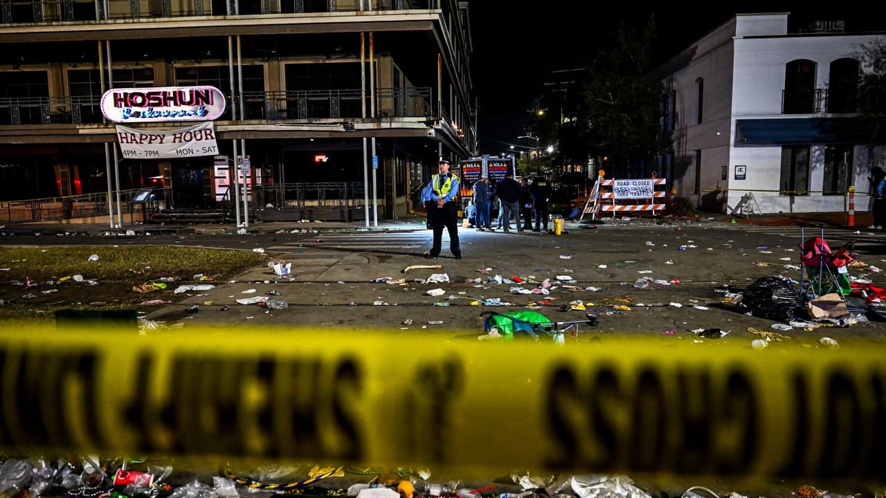 VIDEO: Momentos de temor se vivieron este domingo en Nueva Orleans, Louisiana, cuando se escucharon disparos durante el desfile de Mardi Gras. El tiroteo dejó al menos un muerto y cuatro heridos, incluida una menor. En Memphis, Tennessee, dos balaceras cobraron la vida de una persona y dejaron 10 lesionados. Además, en Columbus, Georgia, investigan un tiroteo en una gasolinera que dejó a nueve adolescentes heridos. En lo corrido de este año, se han registrado 80 tiroteos masivos en el país.