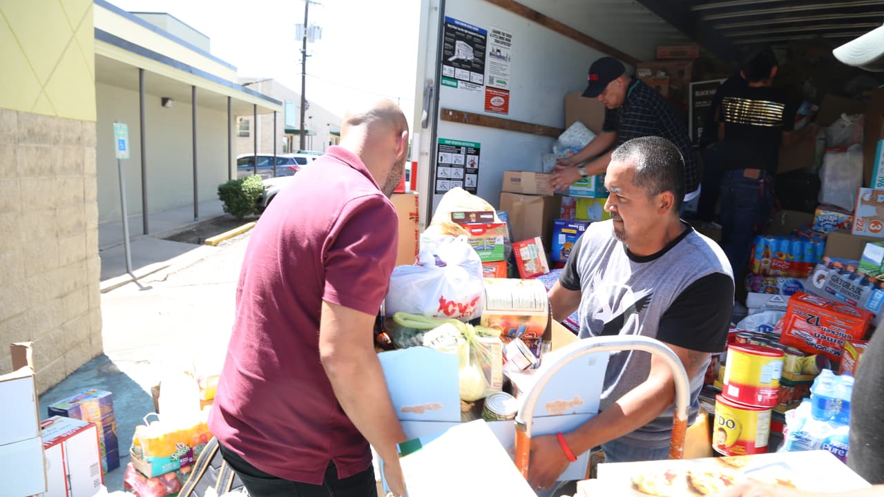 Así se cargo el camión con ayudas para los damnificados en Houston por radioescuchas y 'El Bueno, La Mala y El Feo'.