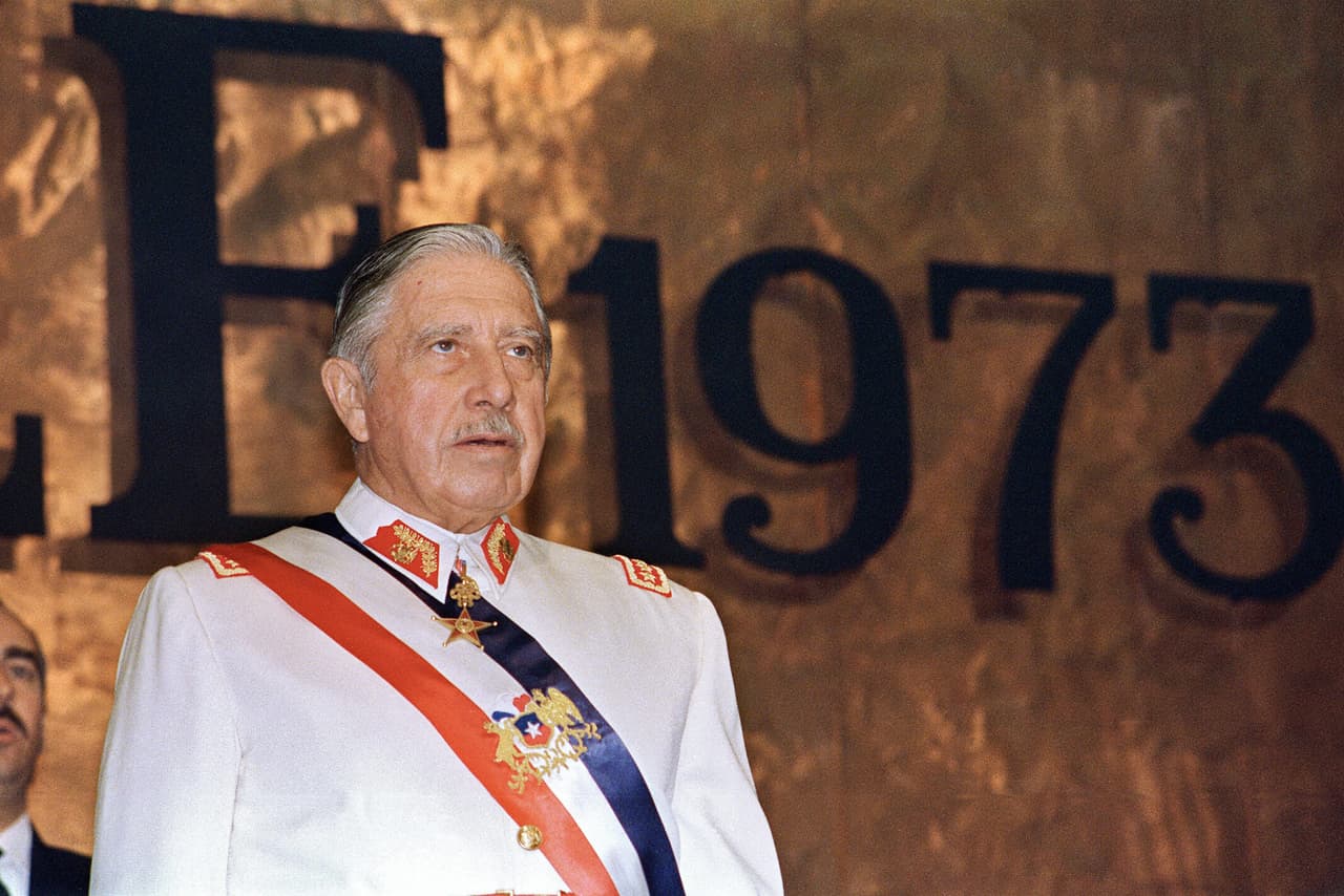El expresidente de Chile 
<b>Augusto Pinochet</b> 
<b>fue liberado</b> tras estar detenido un año cuatro meses en Londres por ser acusado de genocidio, terrorismo, tortura y desaparición de personas durante su mandato.