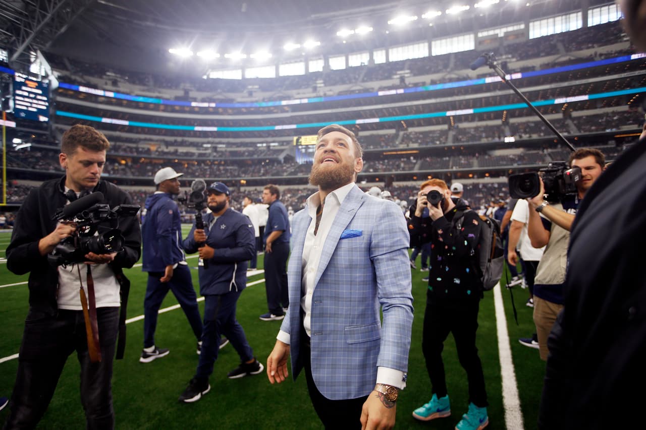 Muchos aficionados le aplaudieron a McGregor en el AT&T Stadium.