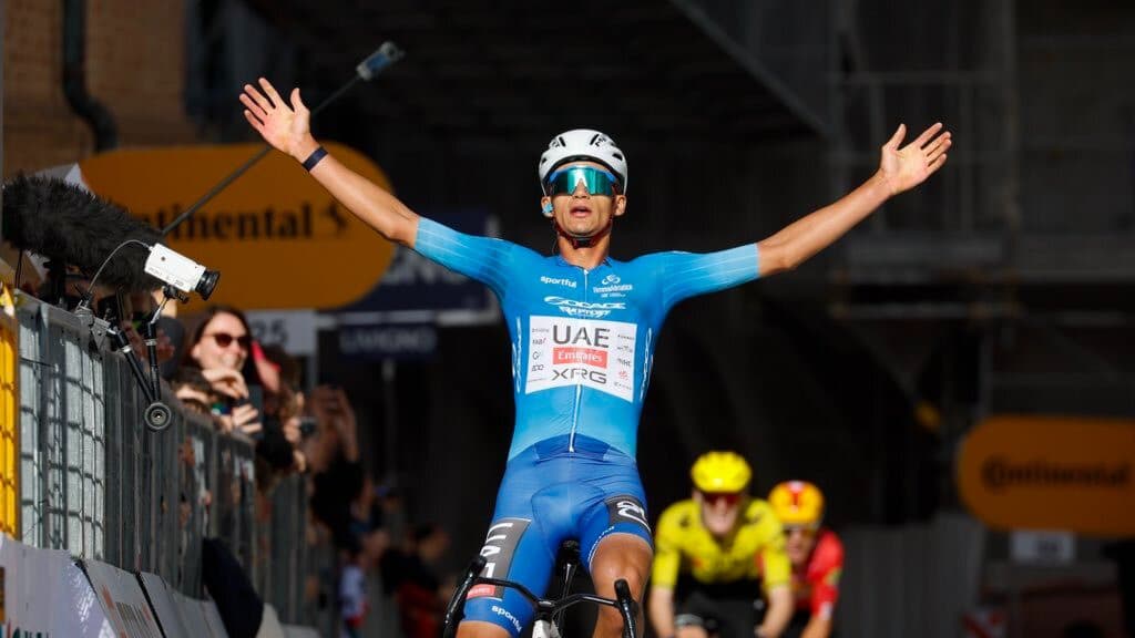 Isaac del Toro gana y se mantiene de líder a falta de una etapa en la Tirreno- Adriático
