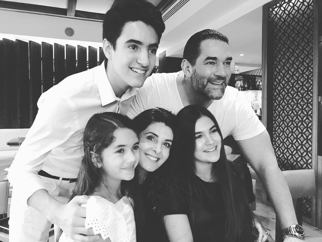 "La vida no para de darme felicidad!!! Los amoooo!!!❤️❤️❤️❤️❤️🎁 gracias por este día", comentó 
<b><a href="http://www.univision.com/temas/mayrin-villanueva">Mayrín</a></b> en esta imagen en donde aparece posando junto a sus tres hijos y su guapo esposo, pero ¿Cómo inició la historia de amor entre ella y 
<b><a href="http://www.univision.com/temas/eduardo-santamarina">Eduardo Santamarina</a></b>?