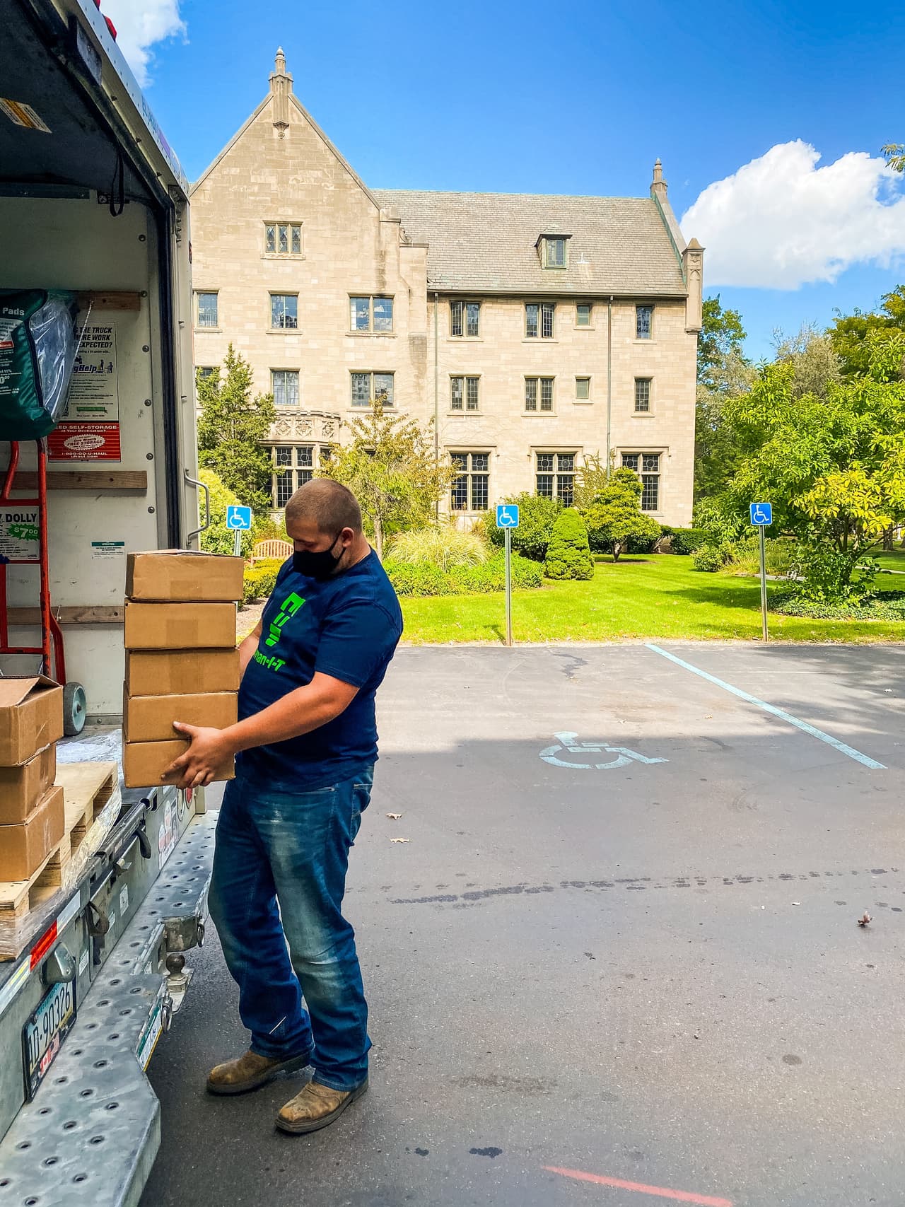 Donar es muy sencillo: solo tienes que comprar una etiqueta de envío y una caja a través de
<a href="https://www.human-it.org/univisiontech"><u>este formulario</u></a>. Una vez que los recibas, empaca el dispositivo y déjalo en la tienda UPS local.
<br>