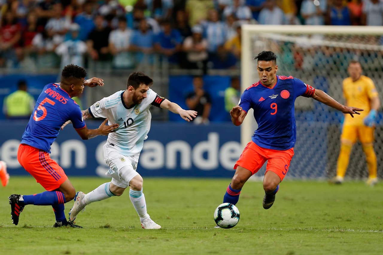 Lionel Messi se encontraba, constantemente, con la marcación de dos o tres futbolistas.