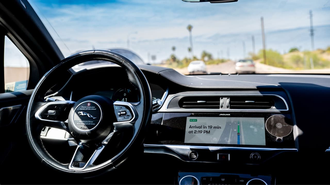 <h3 class="cms-H3-H3">Bienvenidos al futuro: sin volante, sin conductor… </h3>
<br>Puede sonar a película de ciencia ficción, pero ya es oficial: Waymo, la compañía de autos autónomos de Google,
<b> anunció que llegará a Dallas en 2026 con su servicio de transporte sin conductor</b>. Autos sin chofer, sin volante y sin pedales, que se manejan solos por medio de inteligencia artificial, cámaras, sensores y un sistema operativo que ha recorrido millones de millas sin intervención humana. La pregunta es inevitable: 
<b>¿Esto acabará con los trabajos de miles de taxistas y choferes en el estado? </b>