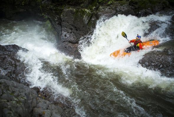 Dane Jackson navega una línea durante el Primer Descenso Red Bull: Proyecto Michoacán, en Tlapacoyan, VE, México, 19 de Noviembre, 2013.