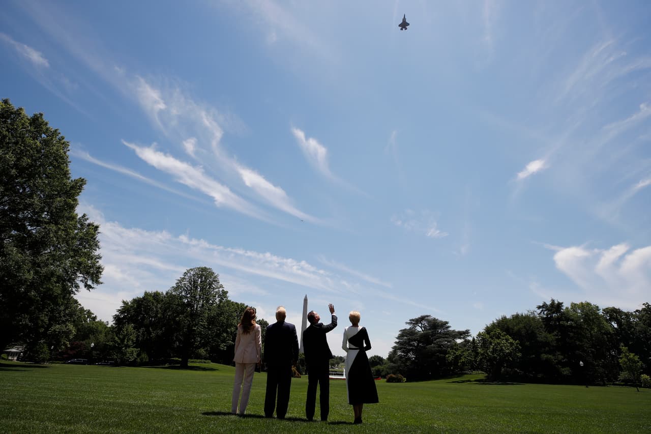 "Van a organizar un show muy pequeño para nosotros y lo estamos haciendo porque Polonia ha pedido 32 o 35 nuevos F-35 al más alto nivel", había dicho Trump antes del sobrevuelo.