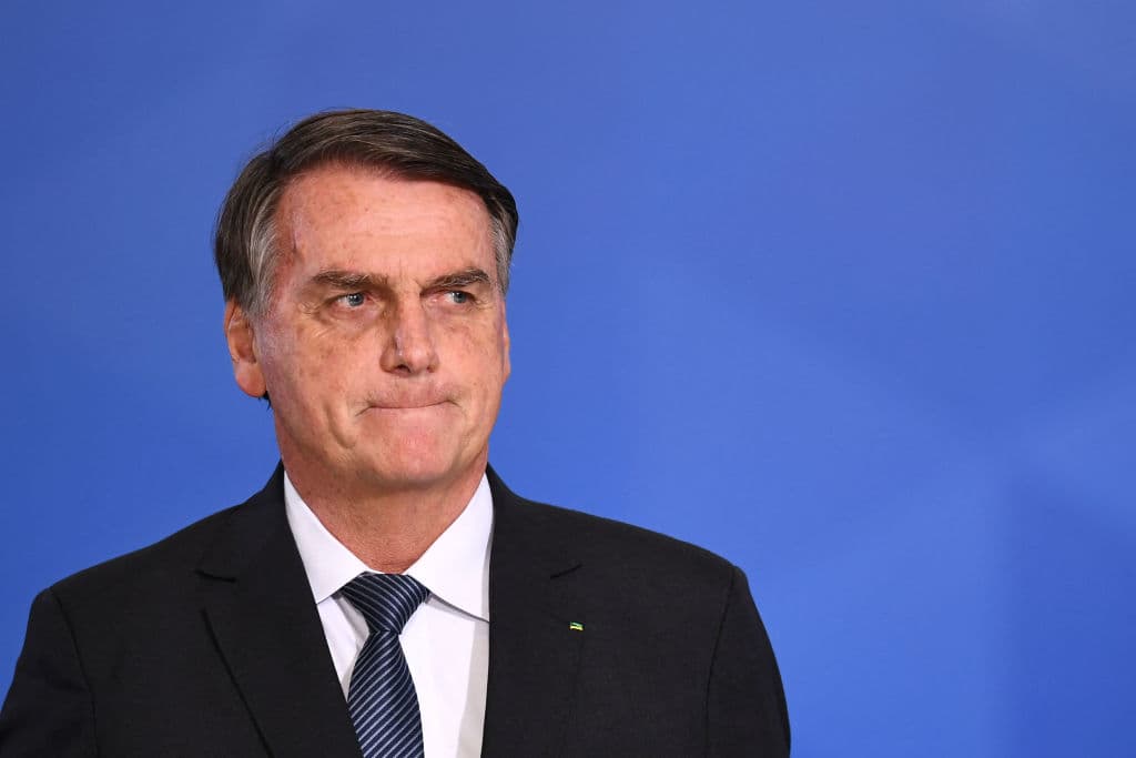 <a href="https://www.univision.com/noticias/america-latina/los-brasilenos-eligen-presidente-con-el-ultraderechista-bolsonaro-como-favorito">Jair Bolsonaro</a>, presidente de Brasil, solo recibe el visto bueno del 20% en la encuesta de Ipsos. 79% expresa su rechazo. El mandatario ultraderechista de 67 años probablemente deba enfrentarse en la próximas elecciones al expresidente izquierdista 
<a href="https://www.univision.com/noticias/america-latina/libre-pero-no-absuelto-luiz-inacio-lula-da-silva-sale-de-la-carcel-aclamado-por-sus-seguidores">Luiz Inácio Lula da Silva</a>, quien tras recuperar sus derechos políticos, lidera la encuestas sobre intención de voto. La consultora IPEC concede un 44% de favorabilidad hacia Lula y 32% a Bolsonaro, en una encuesta publicada recientemente.