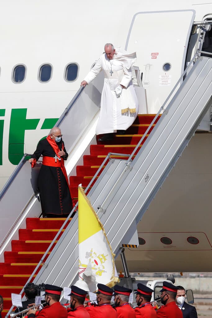 El primer ministro iraquí, Mustafá Al Kadhemi, recibió al pontífice en el aeropuerto internacional de Bagdad.