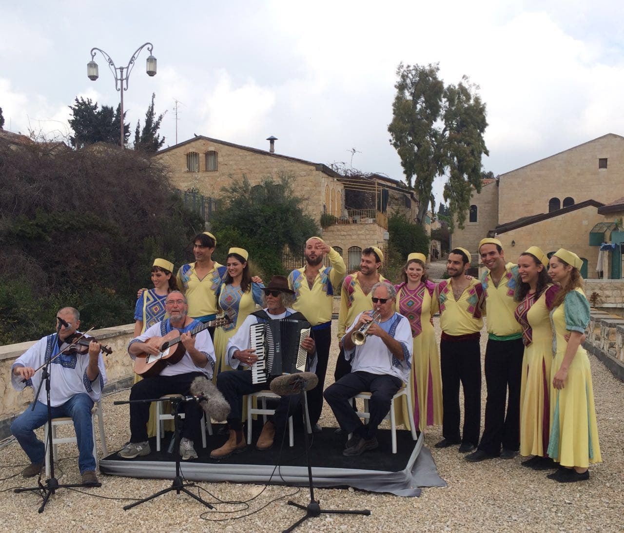 La música no puede faltar en esta fiesta llena de alegría y fe.