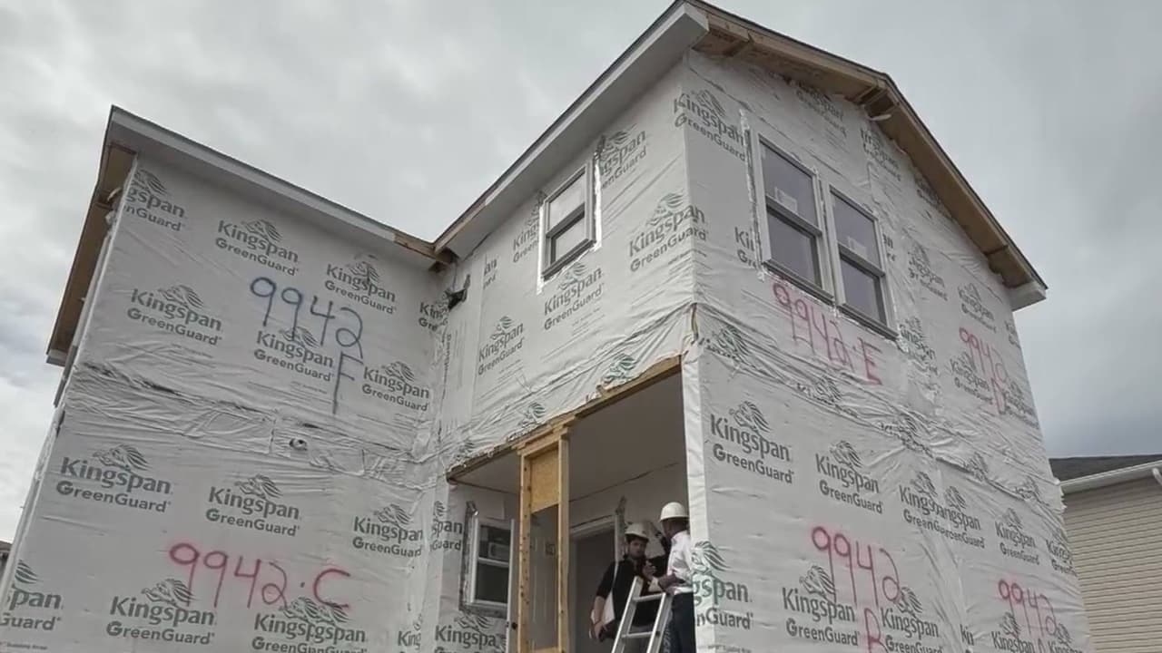Combaten crisis de vivienda con casas prefabricadas de bajo costo en Staten Island