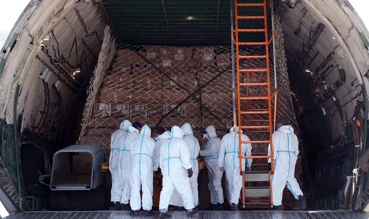 La compañía Ukroboronprom estimó que restaurar el “Mriya” costaría más de 3,000 millones de dólares y podría llevar más de cinco años. “Nuestra misión es garantizar que estos gastos sean cubiertos por Rusia, que deliberadamente infligió daños a la aviación de Ucrania”, dijo la empresa.
<br>
<br>La foto muestra el momento en que se descargaba el Antonov AN-225, cuando llegó a Leipzig repleto de mascarillas para evitar la propagación del covid-19, en abril de 2020.
<br>