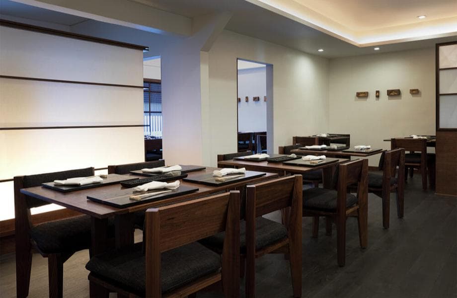 <h3 class="cms-H3-H3">N/naka</h3>
<br>Este restaurante brinda una experiencia gastronómica única y satisfactoria a través de la interpretación del kaiseki. Esta forma de arte culinario japonés tradicional refleja los ritmos siempre cambiantes de la tierra tomando los ingredientes de temporada más frescos y presentándolos en sus estados más naturales. A través de un equilibrio significativo de técnicas tradicionales y modernas, el chef Niki Nakayama se compromete a crear una comida que atraiga su atención, disfrute el momento, y las ofertas actuales de la temporada y, en última instancia, la comida frente a usted.
<br>
<b>Dirección: </b>3455 Overland Ave, Los Ángeles, CA
<br>
<b>Teléfono:</b> 310-836-6252
<br>