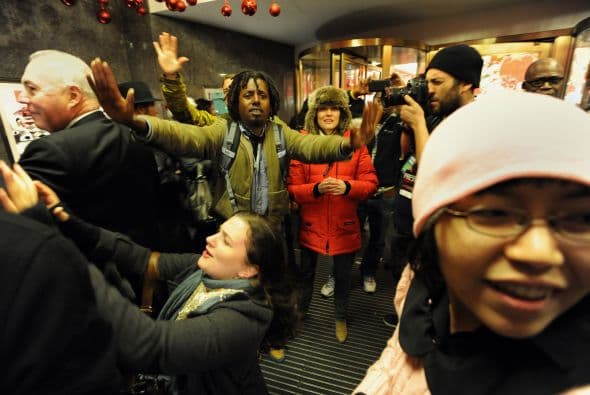 Como cada Viernes Negro las tiendas se llenaron de miles de personas con una sola intención: comprar a los mejores precios. Sin embargo, no todo fue color de rosa para los compradores ya que también hubo algunos accidentes violentos.