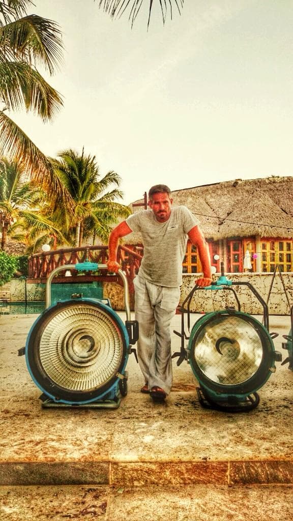 Este galán nos conquistó desde su debut en las telenovelas.