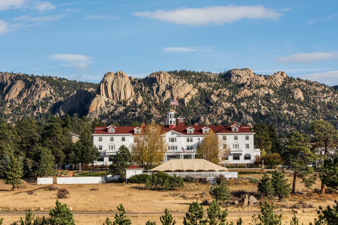 Y justo el cuarto 217 donde al parecer está el fantasma de una mucama que murió en el Stanley Hotel, y que molesta a los huéspedes que dejan todo un tiradero en sus habitaciones.