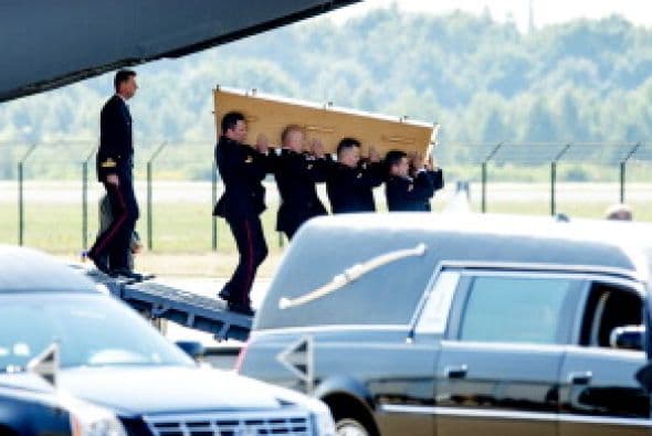 Las aeronaves fueron recibidas por un destacamento militar y varias unidades escoltaron los aviones a ambos lados, haciendo el saludo militar, mientras descargaban los féretros.