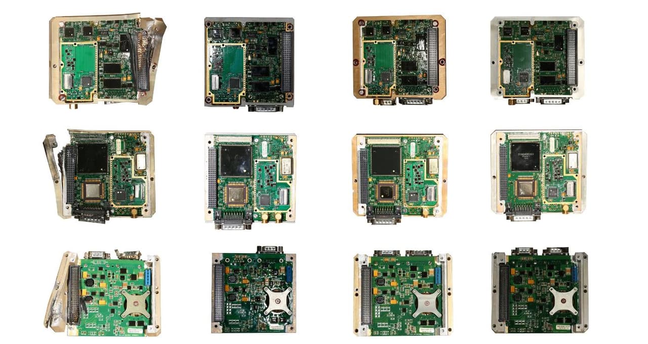 Una imagen compuesta de una variedad de placas de circuitos encontradas en los receptores de navegación por satélite de varios modelos de misiles rusos.