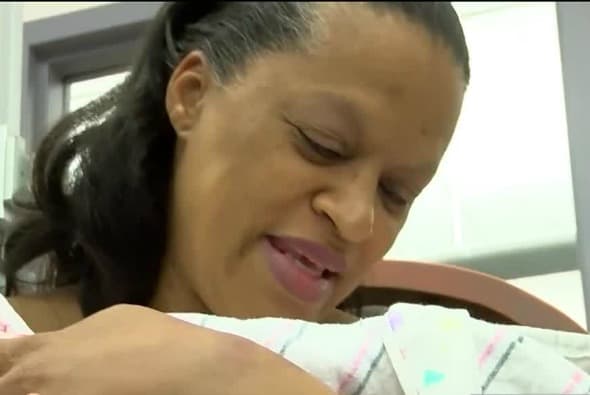 Una residente de Indiana se convierte en madre primeriza a sus 60 años: tuvo gemelos