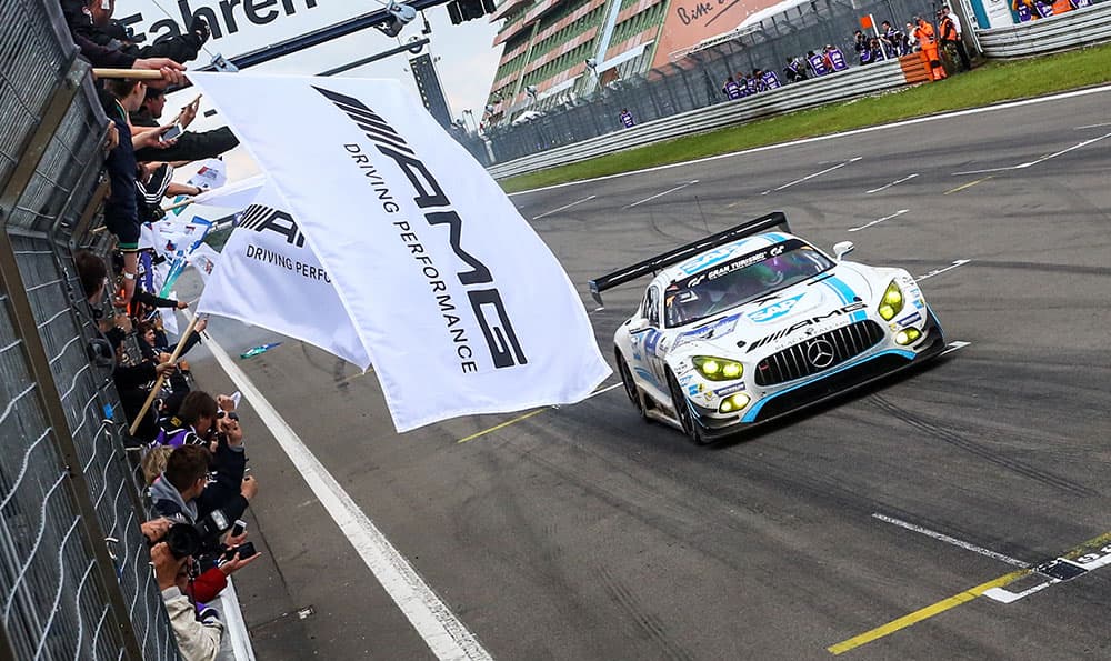 Mercedes-AMG GT R 2017 es en esencia una versión de calle del auto de carreras Mercedes-AMG GT3, preparado para competir en las carreras GT3 de la Federación Internacional del Automóvil. En la foto el Mercedes-AMG GT3 #4 de la escudería Black Falcon piloteado por Adam Christodoulou, Maro Engel, Manuel Metzger y Bernd Schneider ganador de la edición 2016 de las 24 Horas del Nürburgring.