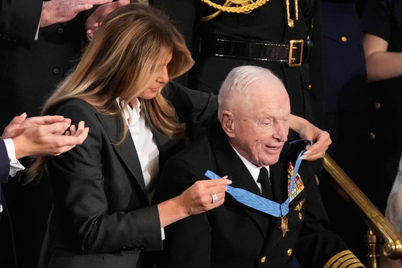 La primera dama Melania Trump otorga al capitán Royce Williams, piloto de la Marina de la Segunda Guerra Mundial, la Medalla de Honor del Congreso.