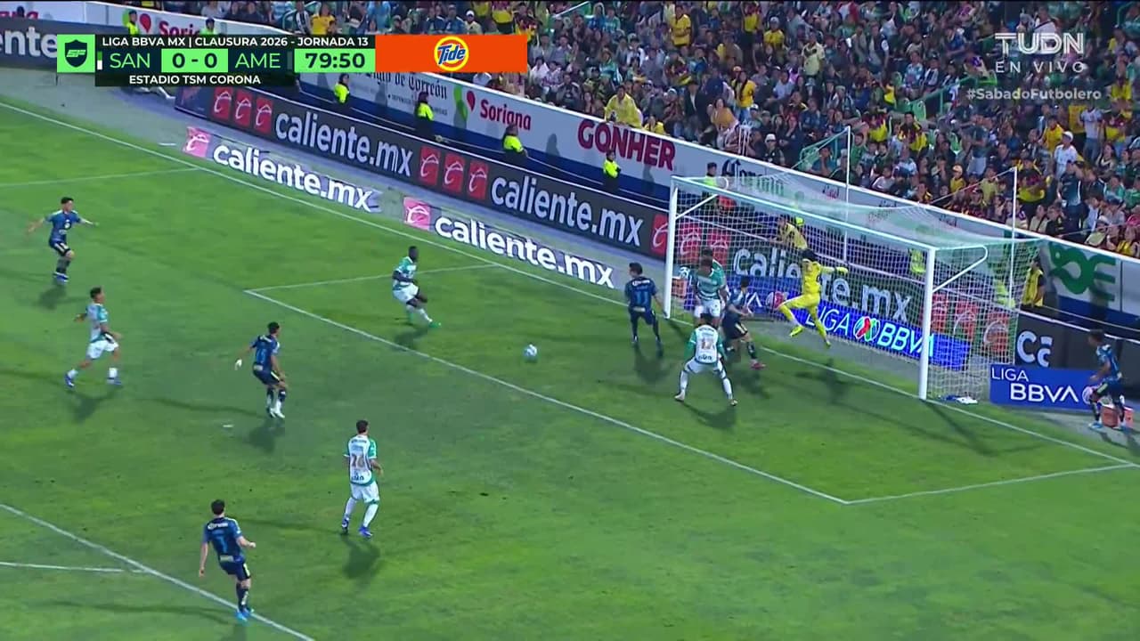 ¡GOL!  anota para Santos Laguna. Cristian Dájome