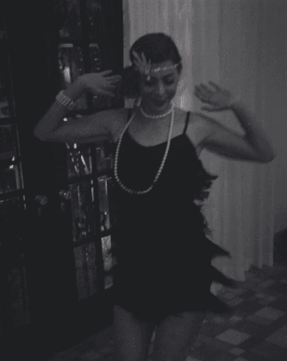 Nos encantó ver a Lourdes tan divertida, moviendo los flecos de su coqueto vestido.