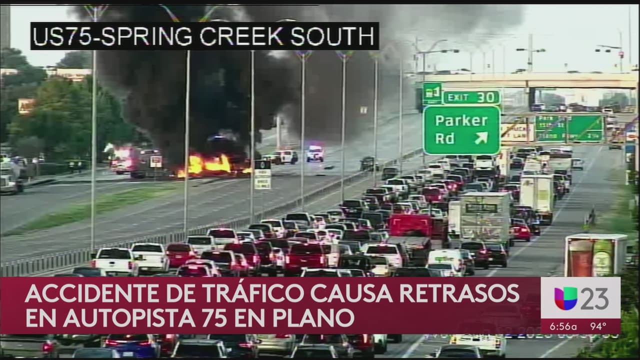 Un fuerte incendio de un camión en los carriles de a US75, de sur a norte, causa cierres viales a la altura de Parker Road, en Plano, Texas.