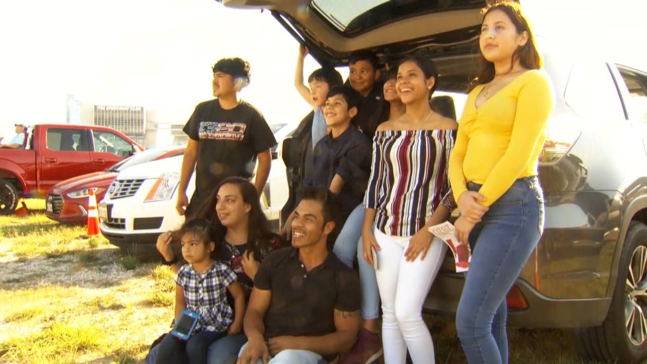 Sin embargo, solo se permitió que los familiares vean la ceremonia en una pantalla gigante, sin acceso a la pista, donde se realiza el evento.