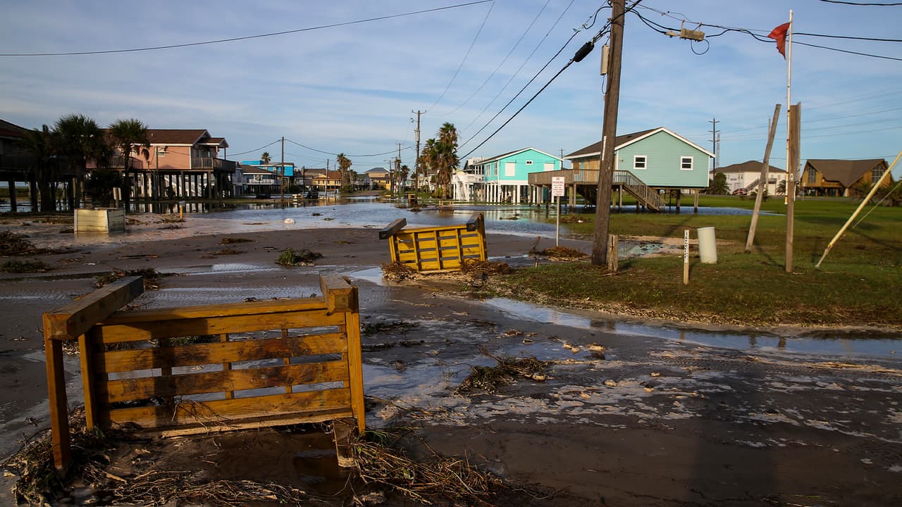 Algunos dueños de negocios pudieron hasta volver a abrir este jueves, luego de haber evacuado la isla en días anteriores.