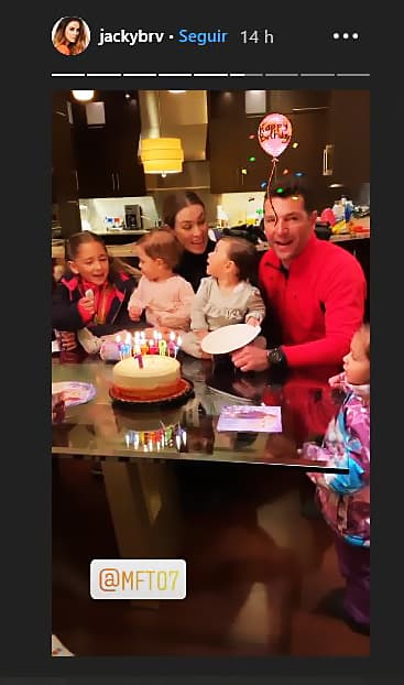 En un video que publicó la protagonista de 
<b><a href="https://www.univision.com/shows/sinopsis-de-sortilegio" target="_blank">Sortilegio</a></b> el lunes 23, aclaró que ella viajaría a EEUU para poder 
<b><a href="https://www.univision.com/famosos/jacky-bracamontes-se-lleva-un-susto-al-ver-a-sus-dos-hijas-cayendo-de-varios-pies-de-altura-en-un-juego-extremo-video" target="_blank">estar lo más cerca posible de sus hijas</a></b>, aunque estaba consciente que no podría tener contacto físico con ellas hasta no saber si estaban o no contagiadas. 
<br>