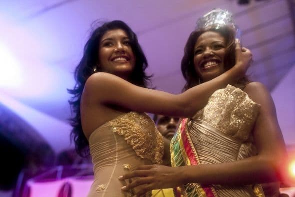 "Ivonne siempre tuvo una vocación de ayuda social y por eso estudió para docente", dijo Sulma Palencia, una de los seis hermanos de la nueva "Reina de la Independencia", poco antes de recibirla en Boston junto con decenas de personas, en medio de la algarabía caribeña y los fuegos de artificio.