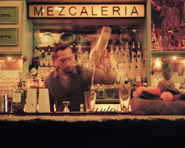 Pedro Ramírez, de 34 años, en el restaurante Casa Mezcal en Bowery. Al principio, Ramírez pensó que Trump sería un personaje político divertido. Ahora le preocupa la cantidad de gente que lo admira. Lee mucho sobre inmigración para sentirse seguro. "Somos trabajadores, no traficantes. Llegamos acá para apoyar a nuestras familias", dice.