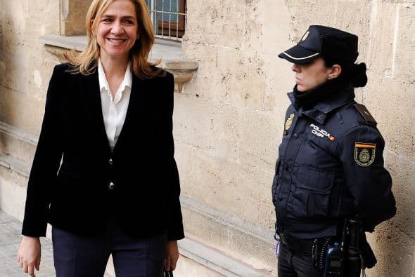 La infanta Cristina explicó durante seis horas y media de declaración judicial por el caso Nóos que se desentendió de la gestión de Aizoon, la empresa que creó al 50 % con Iñaki Urdangarin, porque confiaba plenamente en su marido, informaron fuentes jurídicas. La infanta se desligó de la administración de la sociedad familiar y aseguró que no participó en ninguna actividad del Instituto Nóos, la entidad a través de la cual Urdangarin presuntamente malversó fondos públicos. Durante el detallado interrogatorio de Castro, el primer juez que ha imputado a un miembro de la Familia Real española, la infanta admitió que hizo gastos personales con la tarjeta de crédito de Aizoon, porque entendía que no era ilegal y ha detallado que dispone de tres o cuatro tarjetas de esa clase, negando que ella o su marido tengan ninguna cuenta en paraísos fiscales y que el motivo de su presencia en la empresa que compartía con su marido fuese actuar de escudo ante Hacienda, algo que hubiera rechazado por principios. También aseguró que cuando el asesor del Rey José Manuel Romero le pidió en 2006 a Urdangarin que abandonara el Instituto Nóos, ella entendió que se trataba de evitar la mala imagen que podía acarrear que la entidad se viera envuelta en polémicas políticas, pero no pensó que su marido hiciera nada ilícito. Ella dijo que los 1,2 millones de euros que recibió de su padre para la compra de la casa del matrimonio en la ciudad de Barcelona son un préstamo que está devolviendo poco a poco.