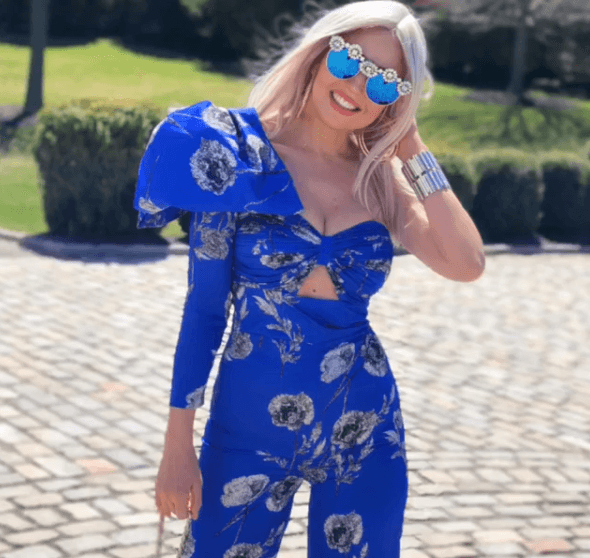 El 4 de mayo de 2018, a través de Instagram, Thalía publicó un video en el que apareció con cabellera platinada.