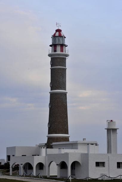 El faro de la Isla de Flores es un referente para los navegantes desde su inauguración, en 1928, tras más de cuatro décadas de intrigas políticas y diplomáticas por la rivalidad entre los puertos de Montevideo y Buenos Aires.