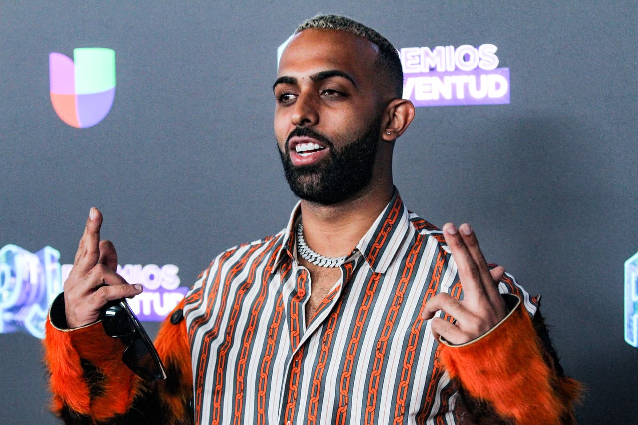 Eladio Carrión también llegó a Premios Juventud a presumir su estilo.